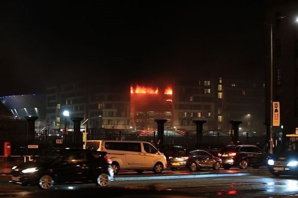 فیلم | آتش‌سوزی گسترده در شب سال نو در پارکینگی در لیورپول