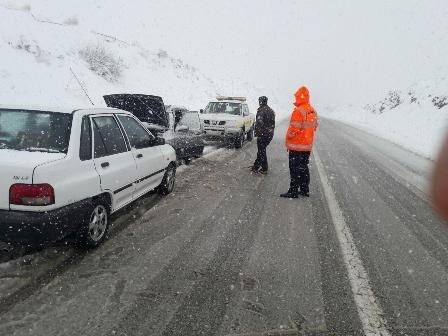 امدادرسانی به 15 خودرو گرفتار در محورهای برف گیر چهارمحال و بختیاری