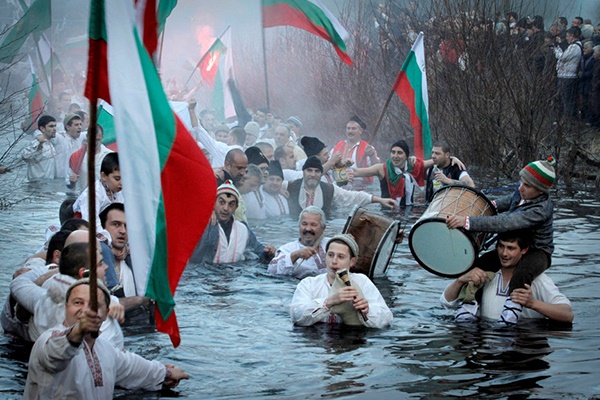 فیلم | جشن مسیحیان بلغارستان در رودخانه یخ‌زده 