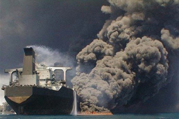 فیلم | انفجار نفتکش ایرانی پس از برخورد به کشتی چینی؛ ۳۲ خدمه ناپدید شدند