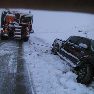 بازگشایی گردنه چری کوهرنگ/ امداد رسانی به 35 خودرو گرفتار در برف