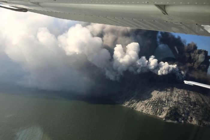 تصاویر | فعال شدن آتش‌فشان خاموش در پاپوآ گینه‌نو و احتمال سونامی