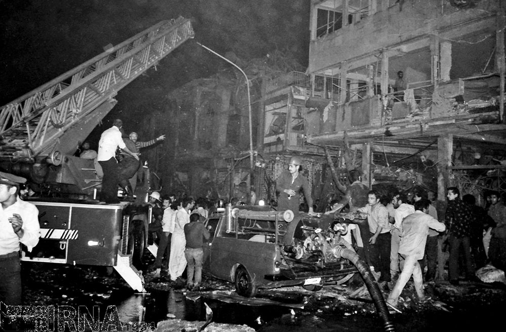 تصاویر | ۳۶ سال پیش؛ انفجار بمب در میدان امام خمینی تهران