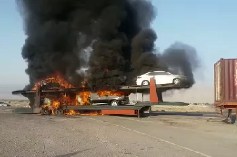 فیلم | سوختن تریلی خودروهای لوکس در بندر عباس 