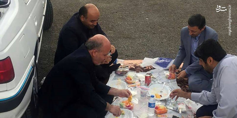 عکس | ناهار خوردن رئیس کمیته امداد در کنار جاده!