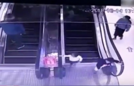 فیلم | بلایی که پله برقی سر کودک کنجکاو آورد!