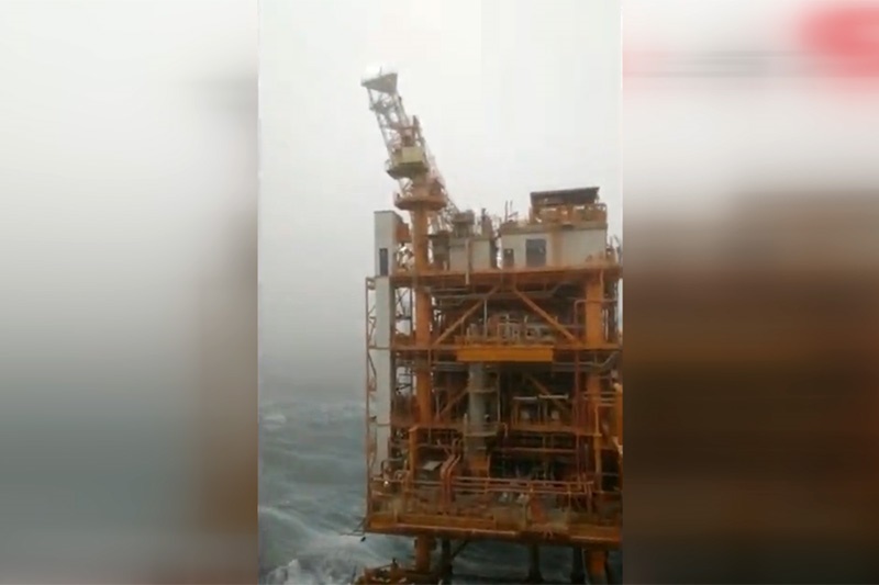 فیلم | سکوی نفتی ایرانی در امواج طوفانی خلیج فارس