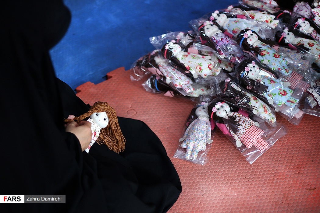 تصاویر | عروسک‌های پارچه‌ای؛ هدیه زنان ایرانی به خادمان کوچک اربعین
