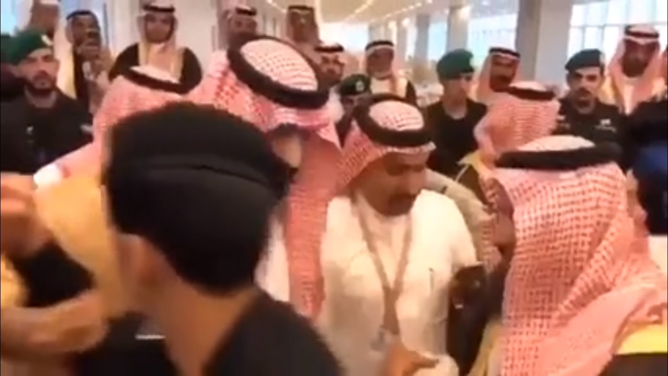 فیلم | حرکت عجیب بن‌سلمان موقع سلفی!