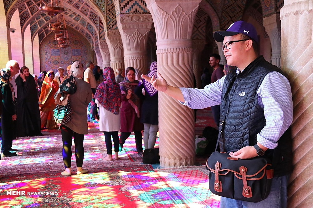 تصاویر | زیباترین مسجد ایران در محاصره خارجی‌ها