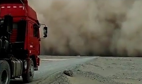 فیلم | سقوط ابر روی زمین؛ پدیده‌ای عجیب و نادر در چین!