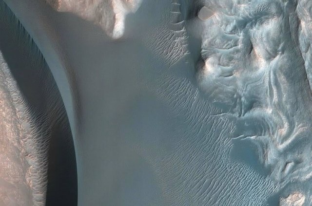 تل‌های شنی مریخ از جریان‌های آتشفشانی فرسوده یا رسوبات ته نشین شده تشکیل شده