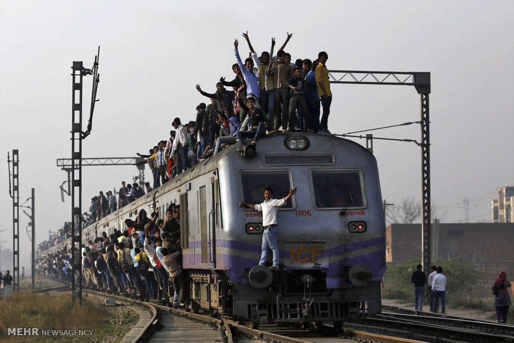 فیلم | یک روز کاملا عادی در راه‌آهن هند!