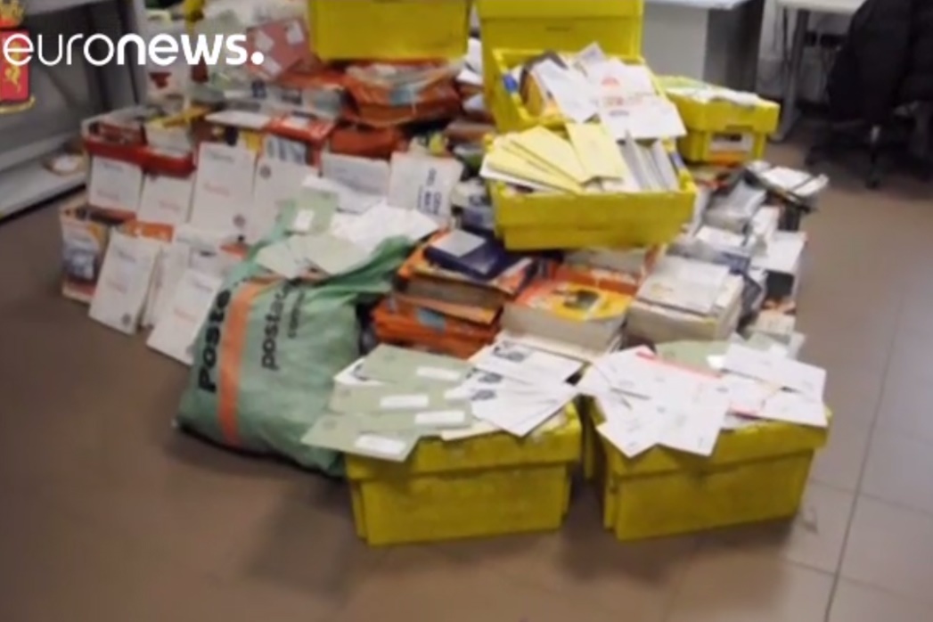 فیلم | دستگیری مامور پستی که صدها کیلوگرم بسته پستی را در منزلش پنهان کرد