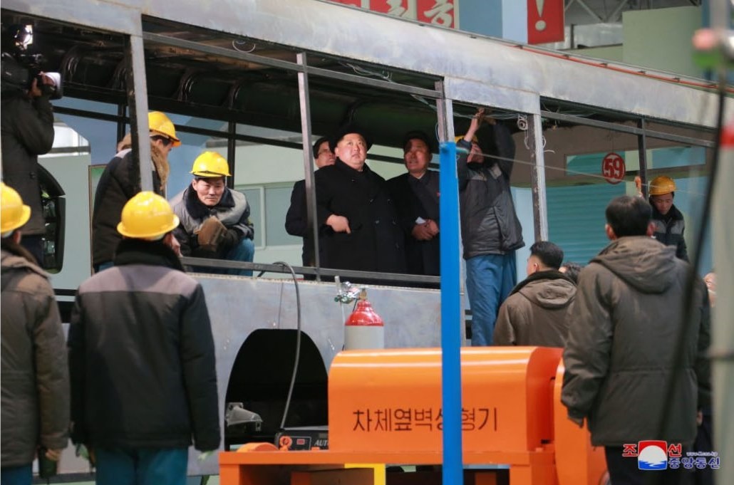 تصاویر | بازدید رهبر کره‌شمالی از کارخانه تولید اتوبوس