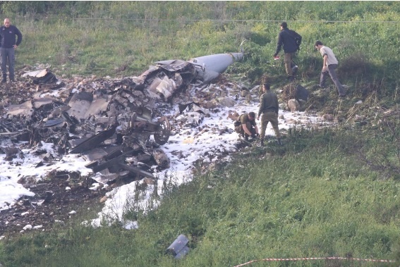 اسرائیل در پاسخ به سقوط جنگنده، به دمشق حمله کرد/ سوریه: فرودگاه‌های اسرائیل را هدف می‌گیریم/ تصاویر