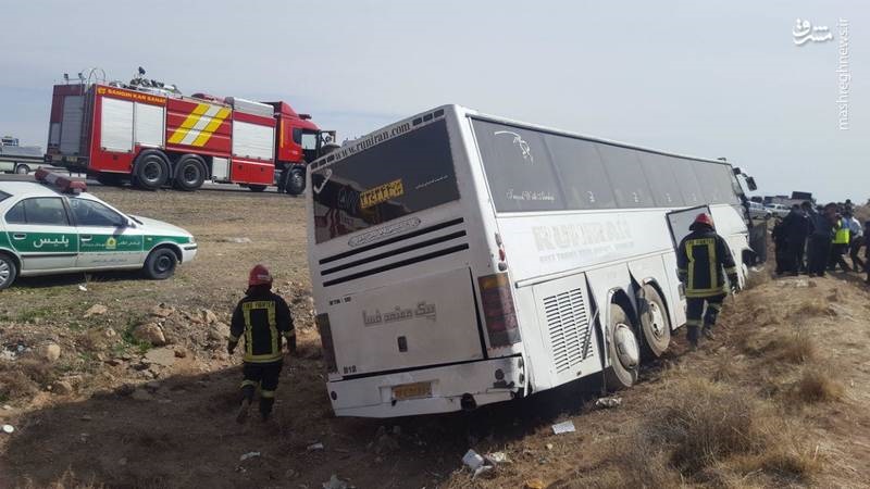 تصاویر | واژگونی اتوبوس در جاده شیراز با ۲۱ مصدوم