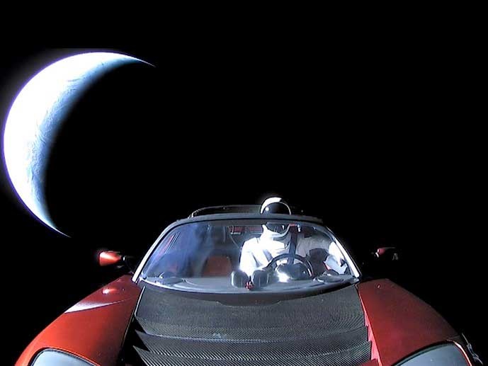 رودستر ایلان ماسک، راننده‌اش و زمین، همین الآن، یهویی! / تصویر نجومی روز ناسا