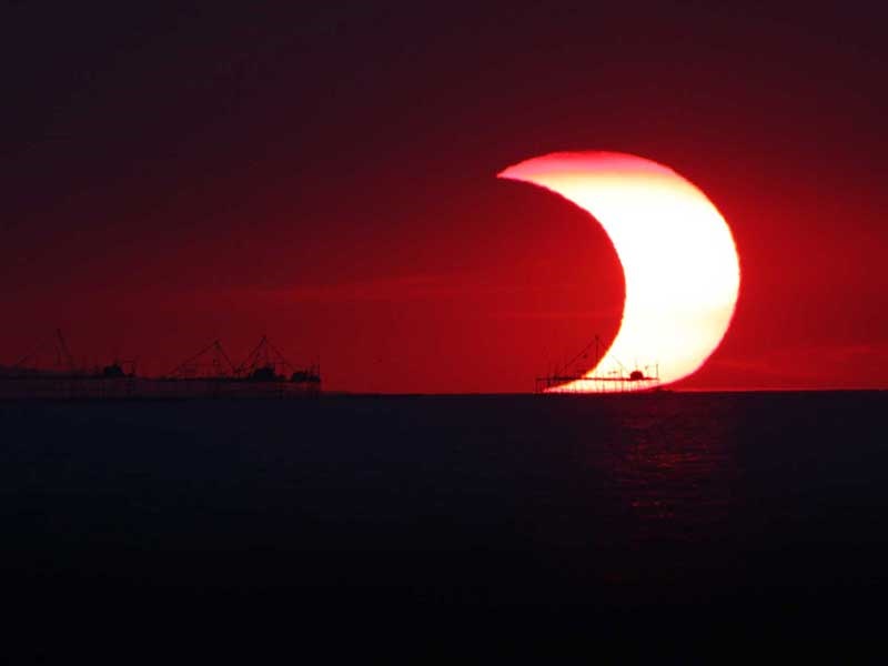 عکس | تصویر نجومی روز ناسا: به پیشواز خورشیدگرفتگی روز پنج‌شنبه ۲۶ بهمن