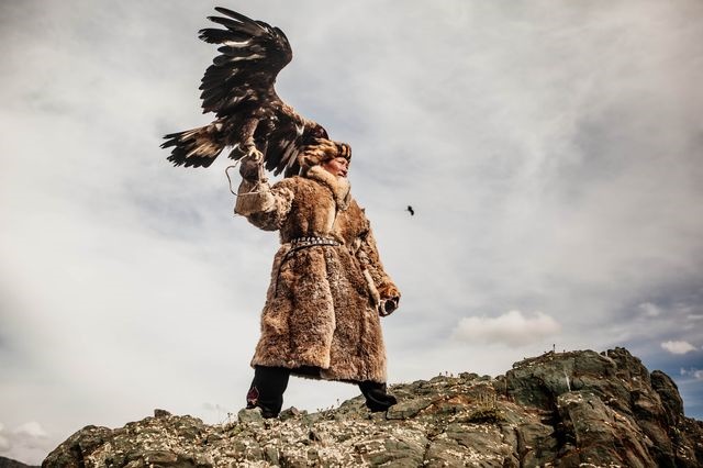 عکس | شکار مرد قزاق با عقاب در عکس روز نشنال جئوگرافیک 