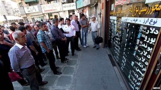 دلار کمی عقب نشست/ تب بازار ارز هم‌چنان بالاست