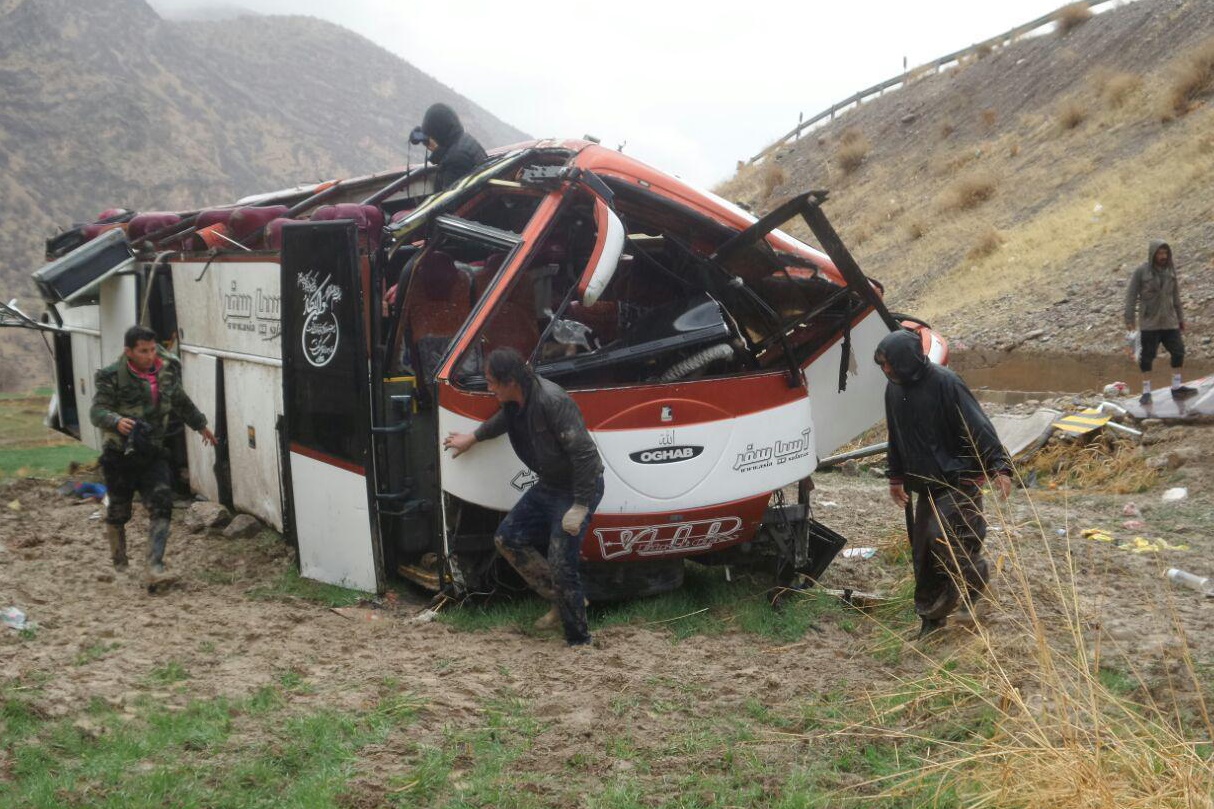 فیلم | واژگونی اتوبوس در محور یاسوج-اصفهان و مرگ ۳ مسافر