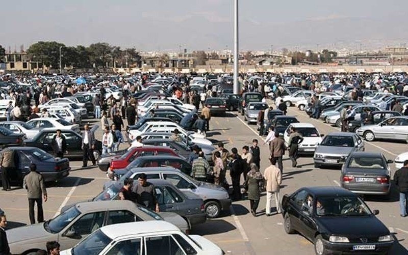 خرید خودرو هم به تعیین تکلیف ارز موکول شد/بازار کم‌رونق شب عید