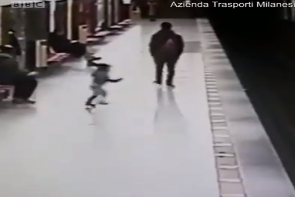 فیلم | لحظه‌ نجات کودک ۲ ساله از روی ریل مترو
