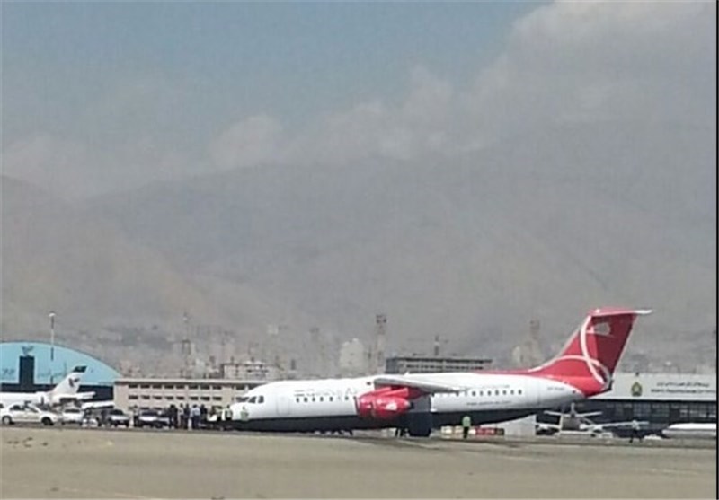 فیلم | فرود اضطراری فوکر١٠٠ و آتش‌گرفتن بال هواپیما در فرودگاه مشهد