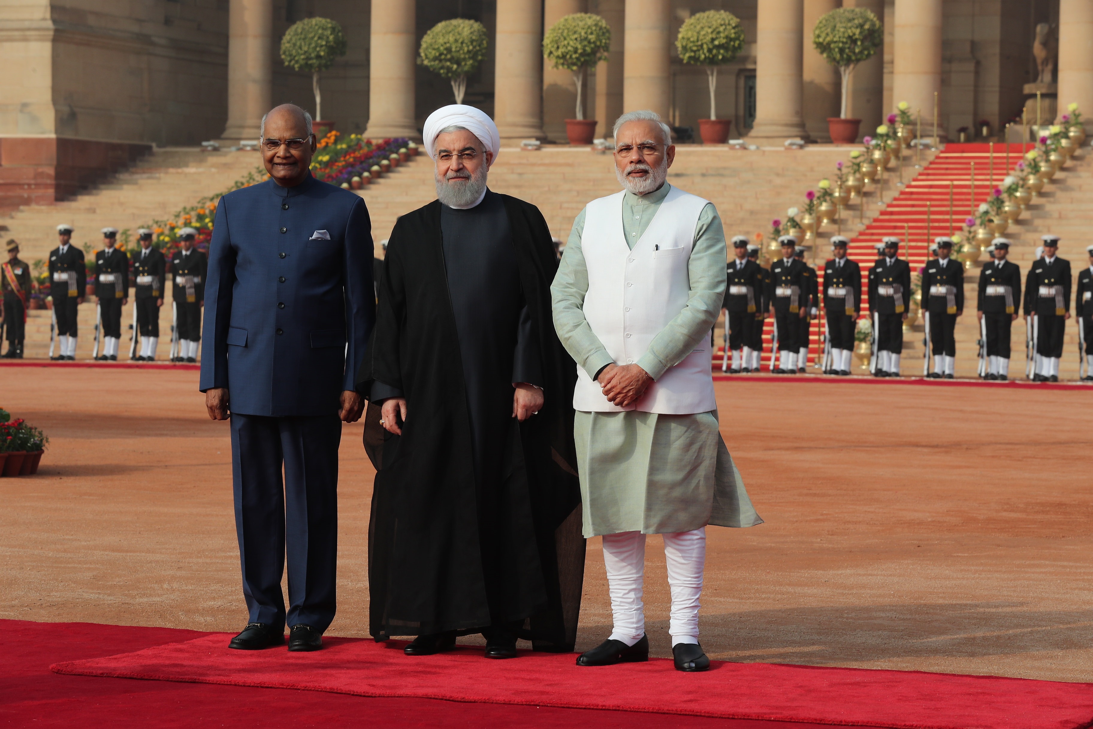 عکس | استقبال رسمی از روحانی در کاخ ریاست جمهوری هند با شلیک ۲۱ گلوله توپ/ ادای احترام به گاندی