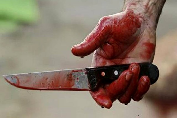فیلم | حمله با چاقو به یک راننده در حضور همسرش در داراب (۱۶+)