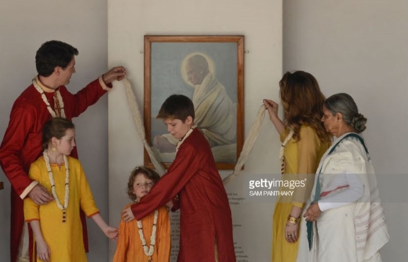 تصاویر | لباس متفاوت نخست وزیر کانادا و خانواده‌اش در هند