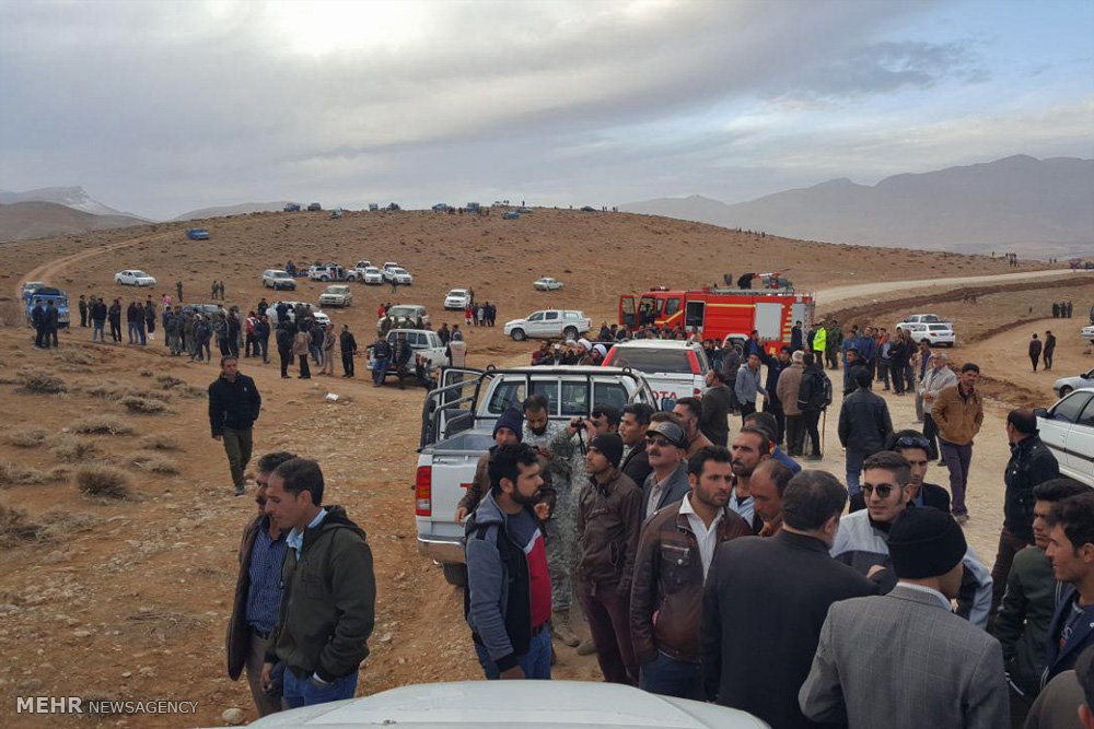 تصاویر | انتظار خانواده قربانیان سقوط هواپیما برای تحویل گرفتن اجساد عزیزانشان