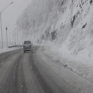 لغزندگی جاده کرج - چالوس و راه طالقان به سبب بارش برف
