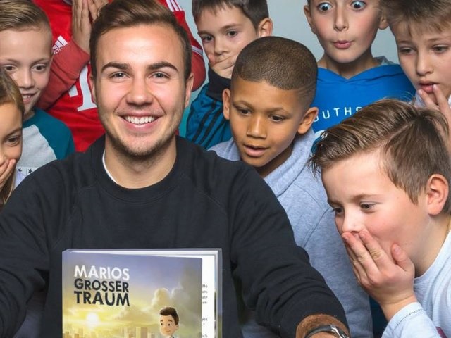 ستاره تیم ملی فوتبال آلمان، جایزه بهترین کتاب سال را گرفت 