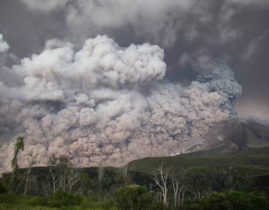 تصاویر | فوران آتشفشان و ارتفاع ۴ مایلی خاکسترش