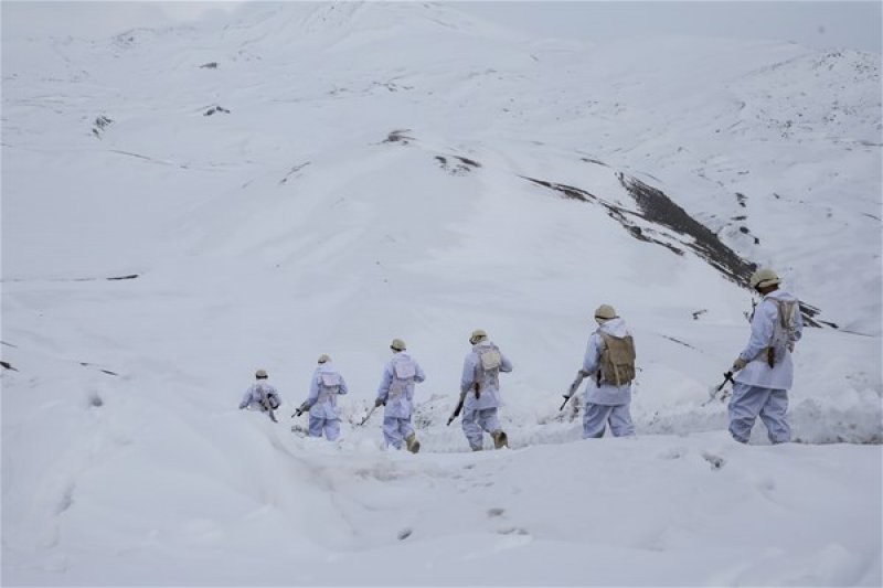 تصاویر | گشتزنی مرزبانان ترکیه در سرمای منفی ۲۰ درجه در مرز با ایران