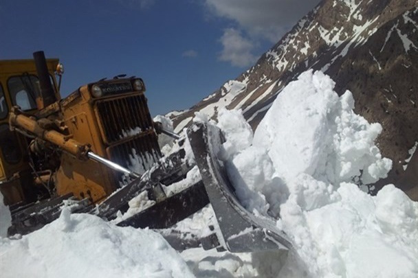 فیلم | حجم زیاد برف در دامنه دنا که کار امدادگران را سخت کرده