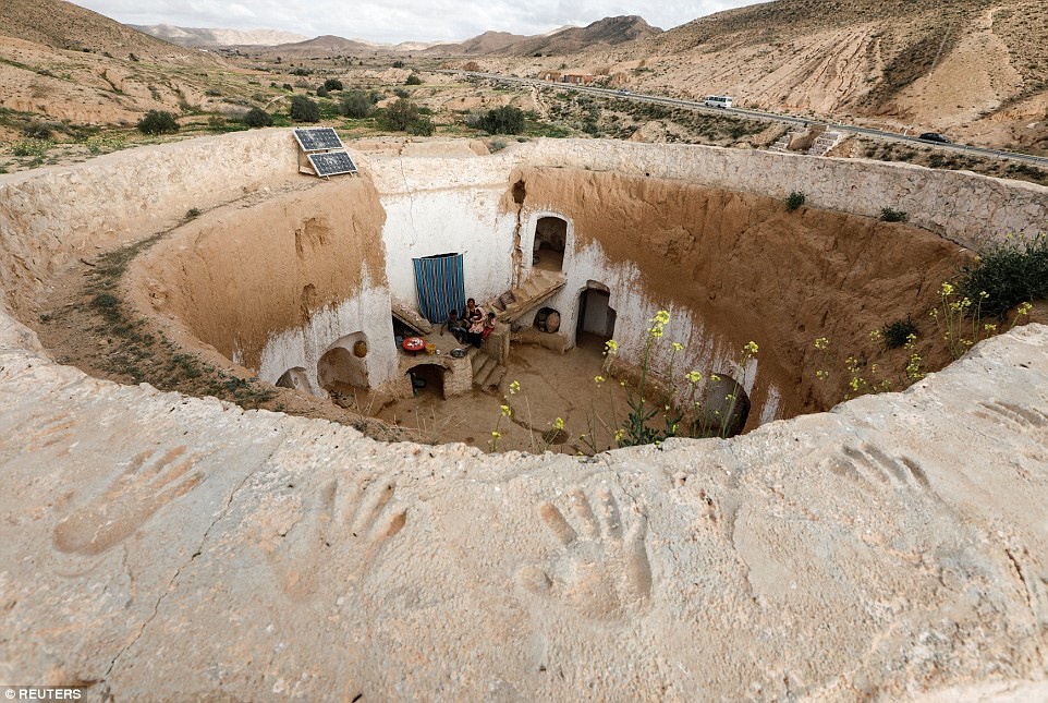 تصاویر | مردمی که در خانه‌های زیرزمینی زندگی می‌کنند
