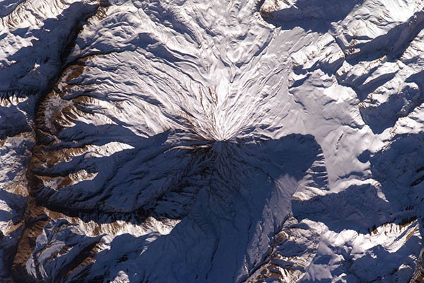 فیلم | نمای متفاوت هلی‌شات بر فراز قله دماوند
