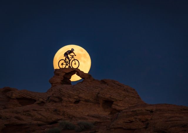 عکس | دوچرخه‌سواری روی صخره‌ها در عکس روز نشنال جئوگرافیک