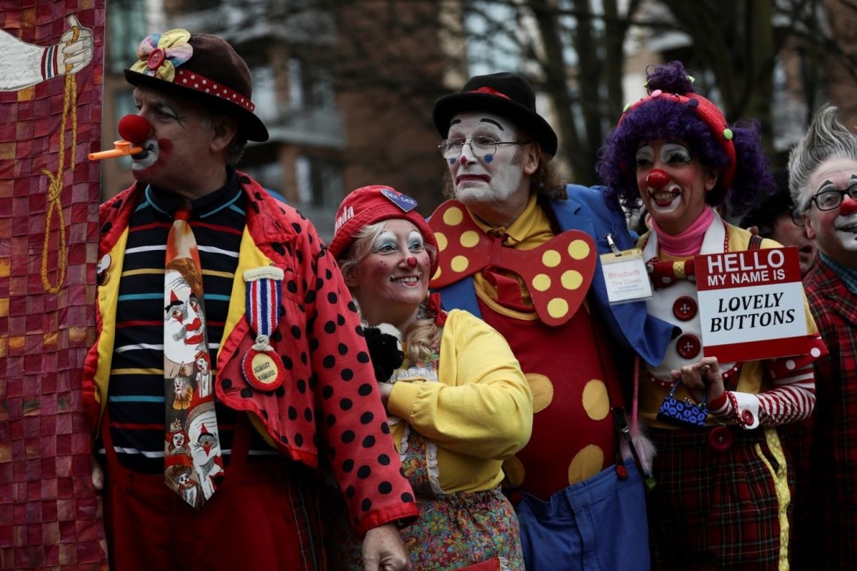 Clown с английского на русский. Европейские клоуны. Четыре клоуна. Клоунада. Клоун на английском.