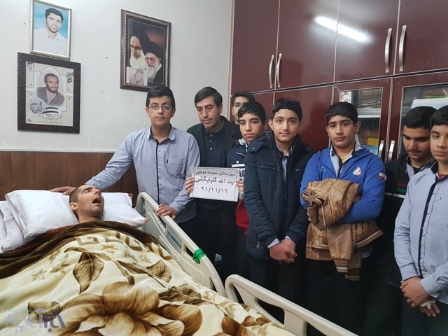 ملاقات دانش آموزان خرم آبادی از شهید زنده لرستان