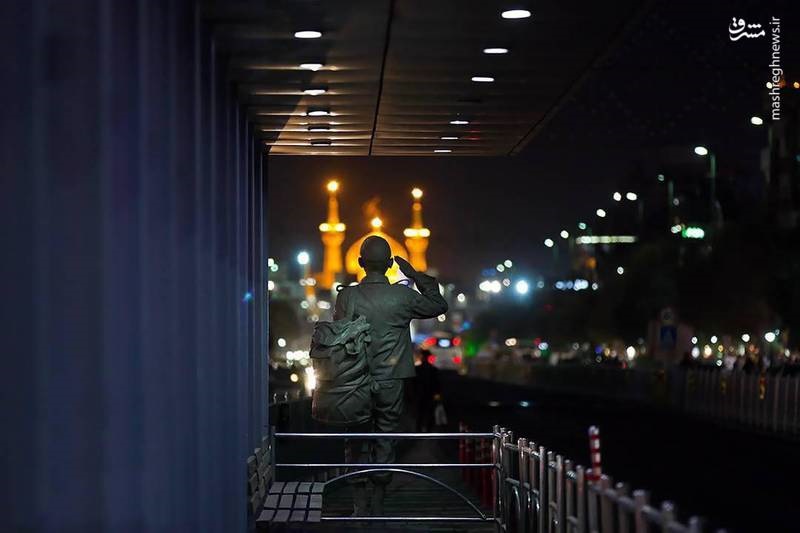 عکس | احترام نظامی یک سرباز به بارگاه مقدس امام رضا(ع)