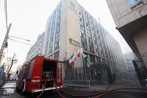 فیلم | تخلیه اضطراری محدوده اطراف ساختمان آتش‌گرفته وزارت نیرو