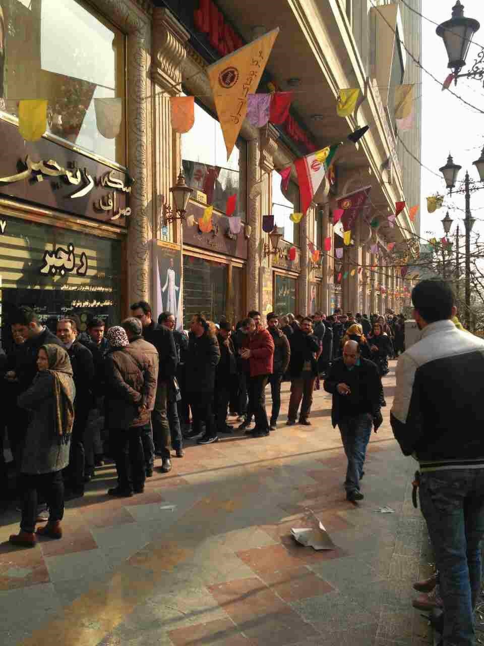 نظر شما درباره این عکس چیست؟/ صف طولانی برای خرید دلار