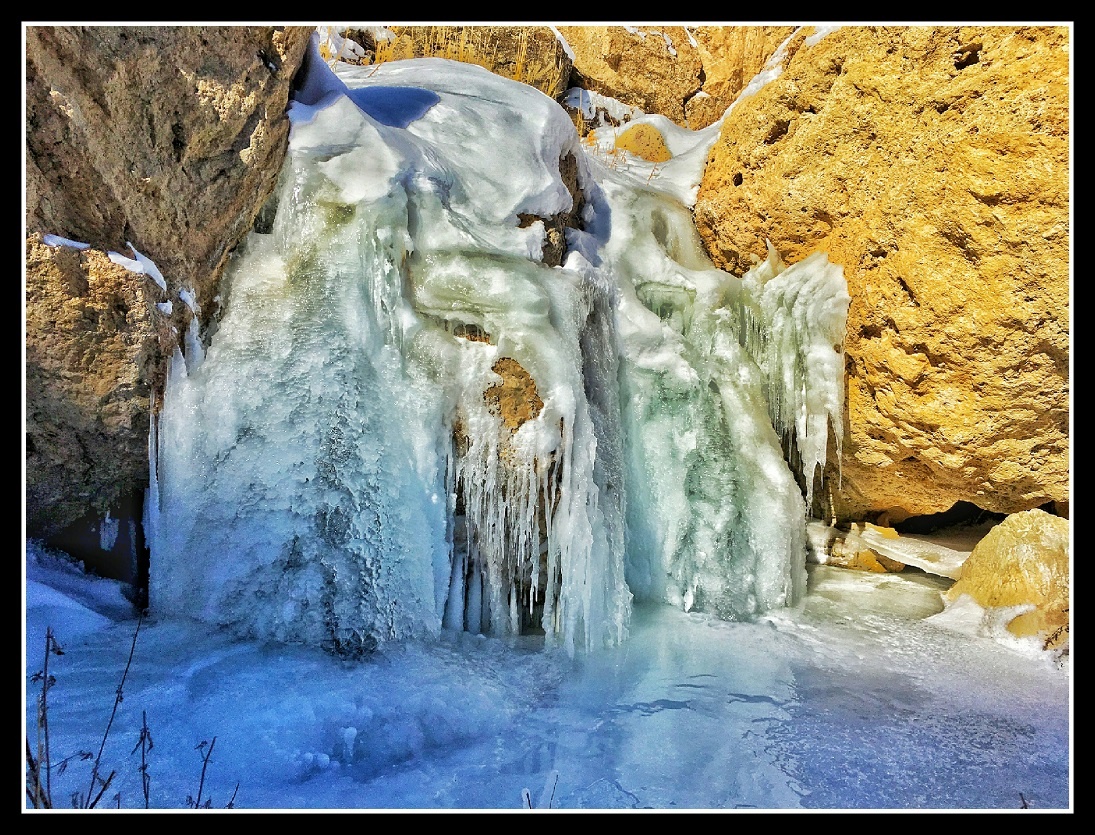 آبشار یخ‌زده ممکان سلماس/عکس