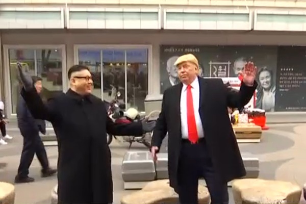 فیلم | قدم زدن بدل «ترامپ» و «کیم‌جونگ‌اون» در خیابان‌های سئول!