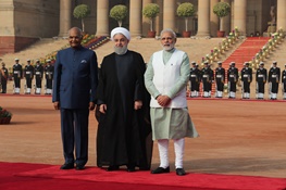 عکس| استقبال رسمی از روحانی در کاخ ریاست جمهوری هند با شلیک 21 گلوله توپ/ ادای احترام به گاندی