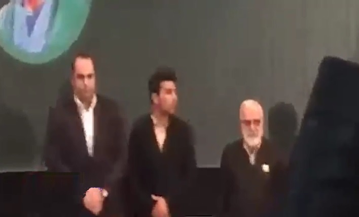 فیلم | اهدای لباس خادمی حرم امام رضا(ع) به بهداد سلیمی و علی هاشمی